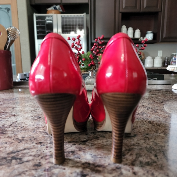 Steve Madden Pawla Red Patent Leather High Heel Platform Peep Toe Pump sz6.5 - Picture 2 of 3